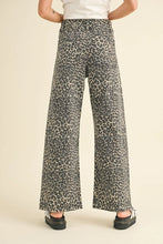 Load image into Gallery viewer, Leopard Jeans
